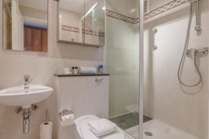 Room 4 of 28