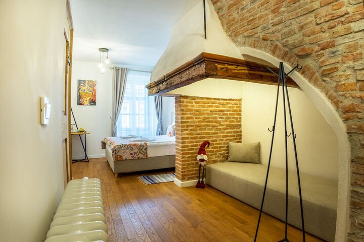 Room 6 of 28
