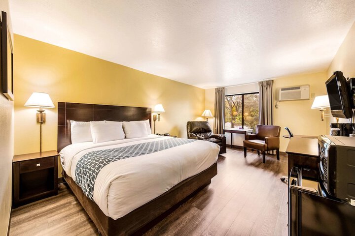 1 King Bed (2 of 5)