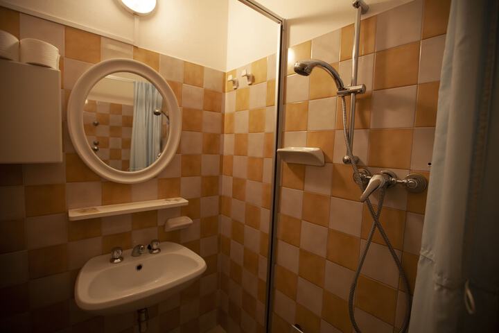 Room 18 of 34