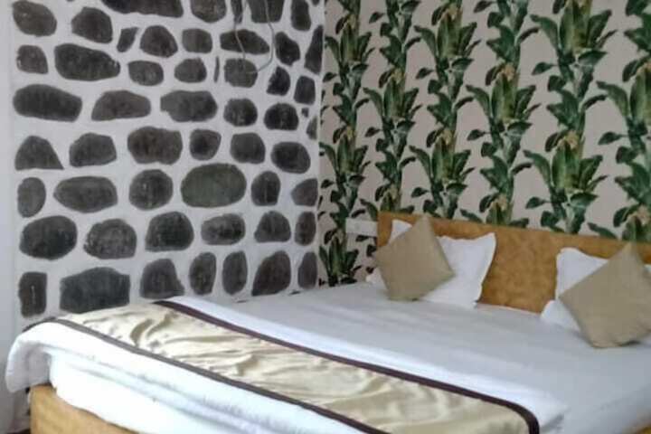 Room 6 of 12