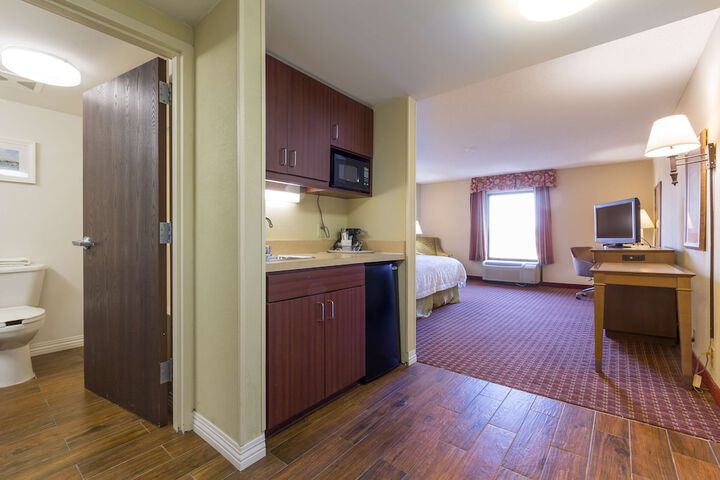 1 King Bed (2 of 17)