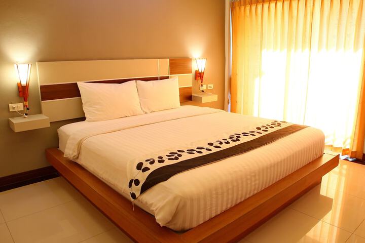Room 12 of 80