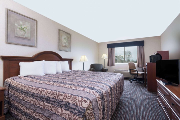 1 King Bed (4 of 13)