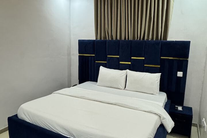 Room 4 of 8