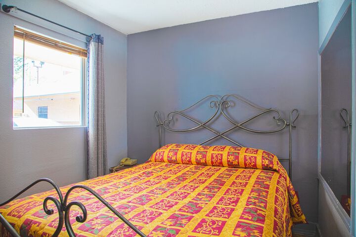 1 Queen Bed (4 of 8)
