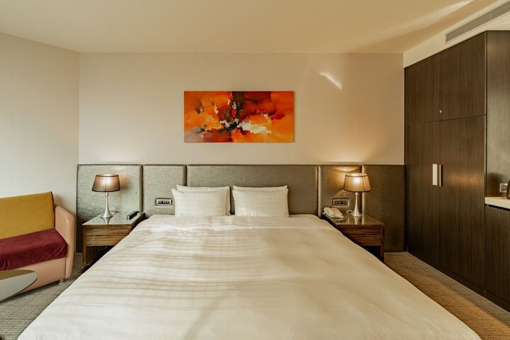 Room 8 of 100