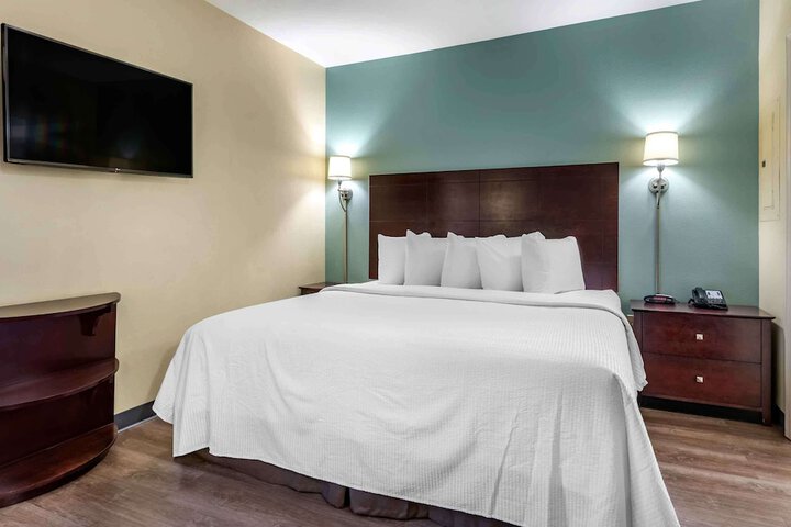 Deluxe Studio 1 King Bed (1 of 10)