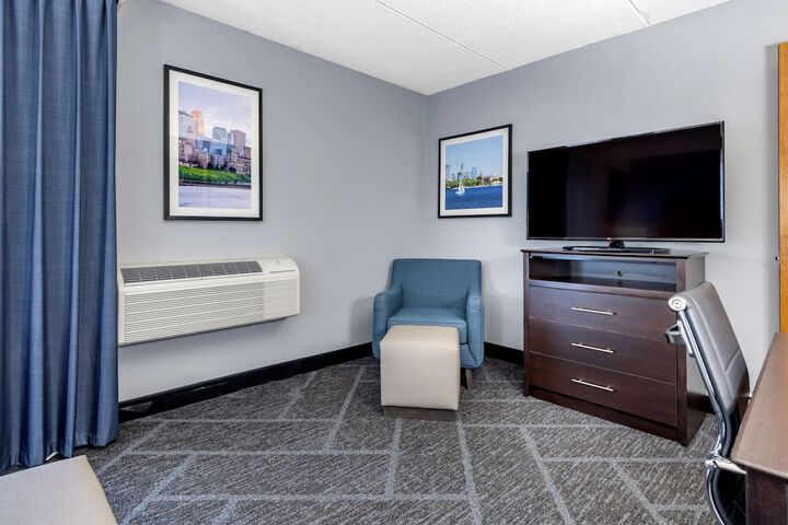 1 King Bed Sitting Area Work Desk Microwave and Refrigerator Full Breakfast (8 of 17)