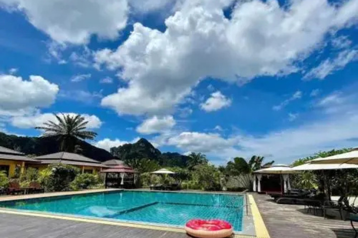 Pool 20 of 38