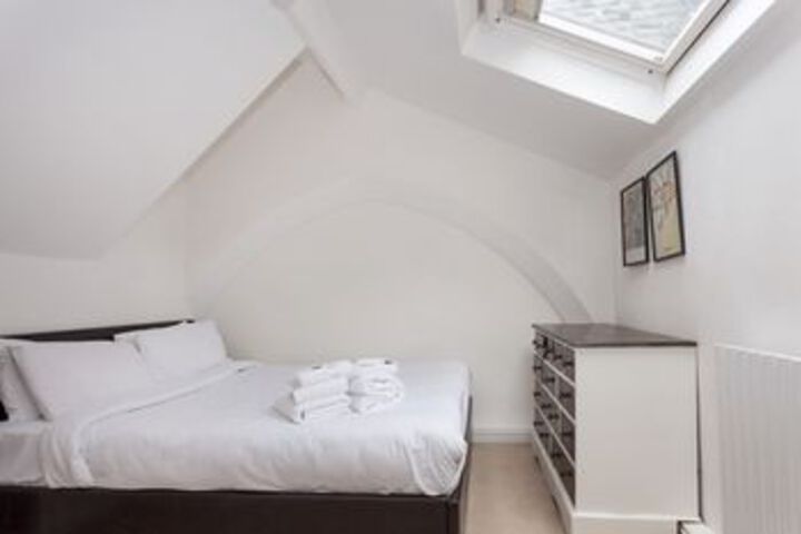 Room 8 of 33