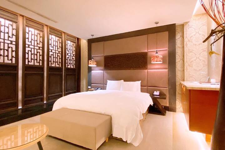 Room 4 of 82
