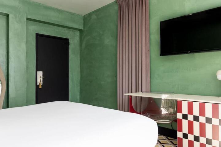 1 King Bed (4 of 17)