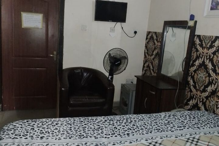 Room 11 of 33