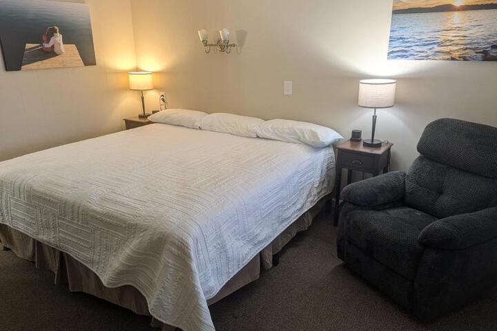 Deluxe Room 1 King Bed (2 of 7)