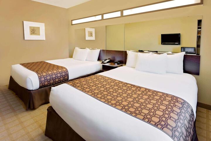 2 Queen Beds Mobility Accessible (8 of 17)
