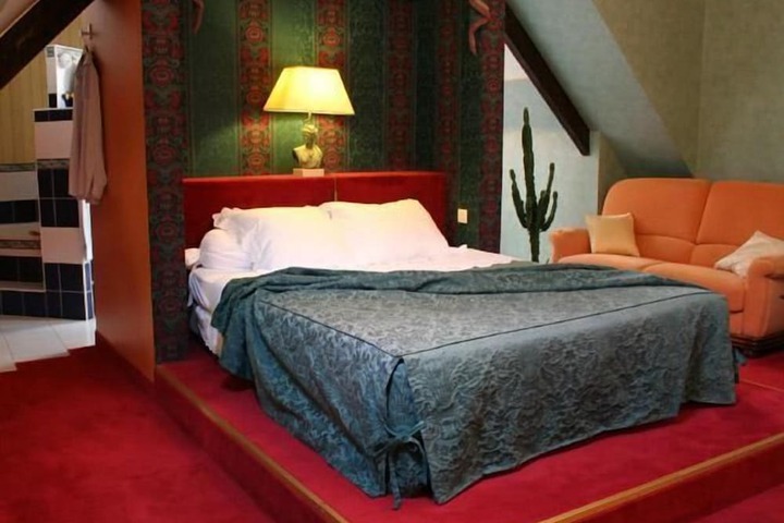 Room 8 of 33
