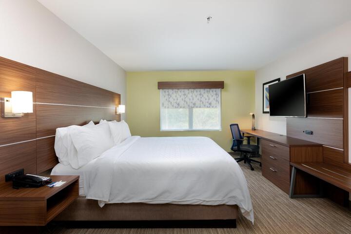 1 King Bed (10 of 11)