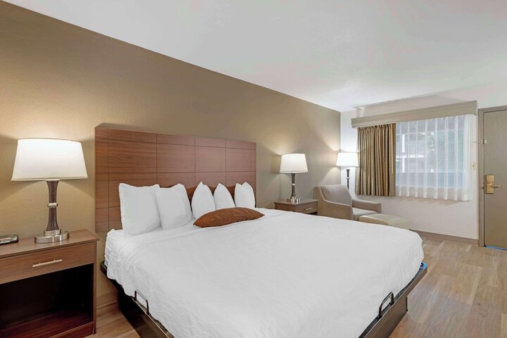 1 King Bed First Floor Microwave and Refrigerator WiFi Full Breakfast (2 of 26)