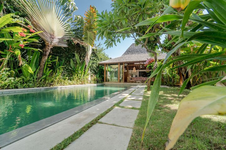 Hotel with Pool