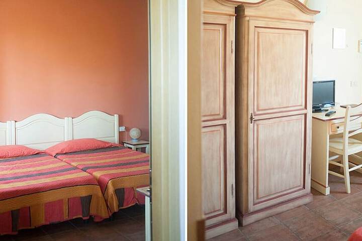 Room 10 of 31