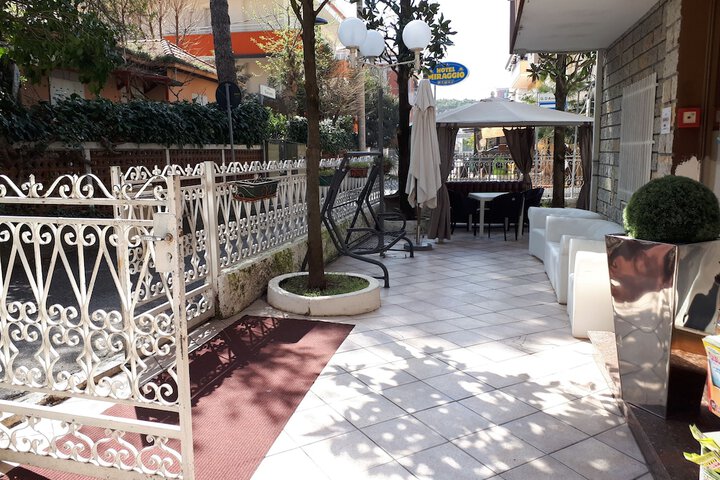 Hotel Exterior 32 of 45