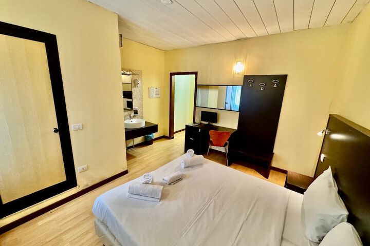 Room 33 of 96