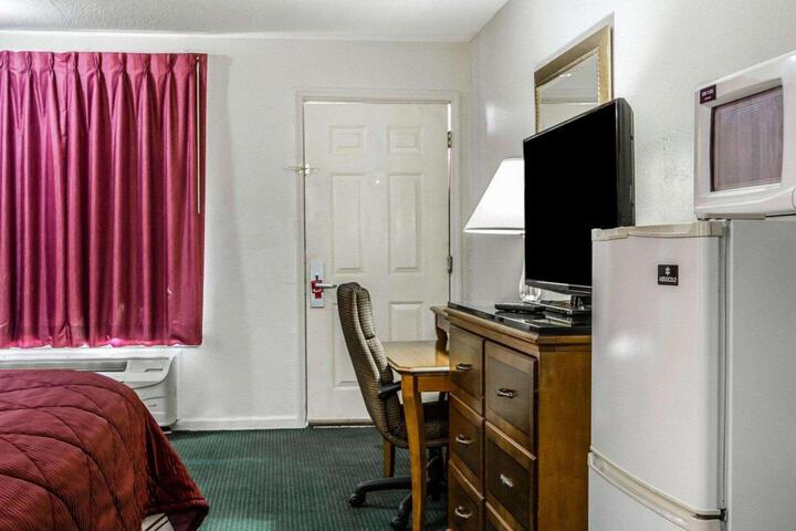 1 King Bed (3 of 8)