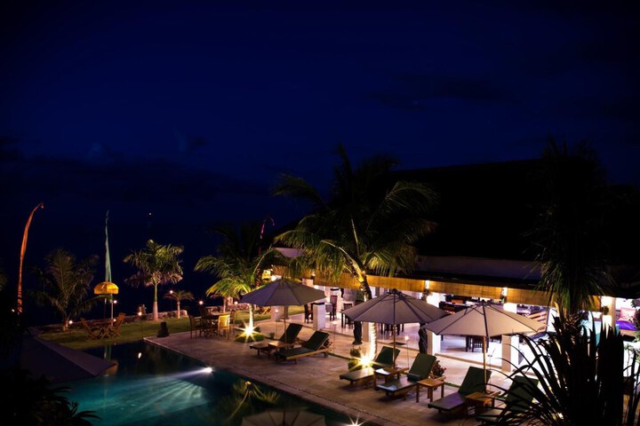 Hotel with Pool