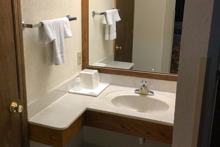 1 King Bed (5 of 7)