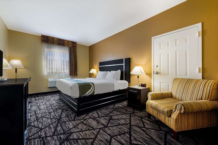 1 King Bed (3 of 5)