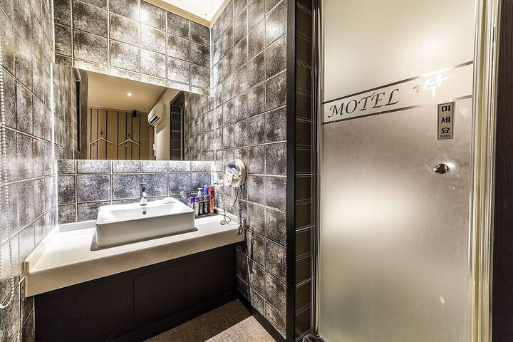 Room 119 of 121