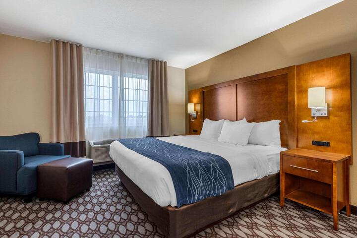1 King Bed (9 of 10)