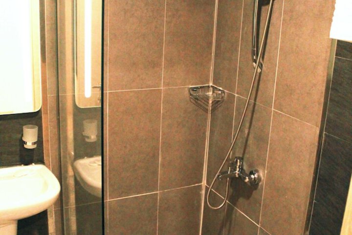 Room 32 of 46
