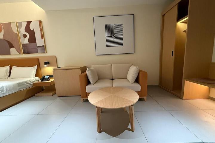 Room 5 of 16