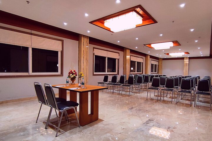 Ballroom/Hall 72 of 102