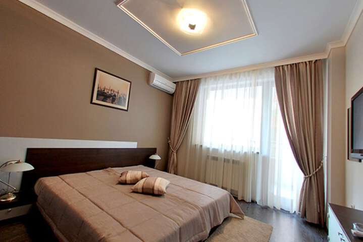 Room 2 of 10