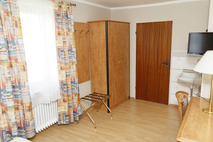 Room 3 of 81