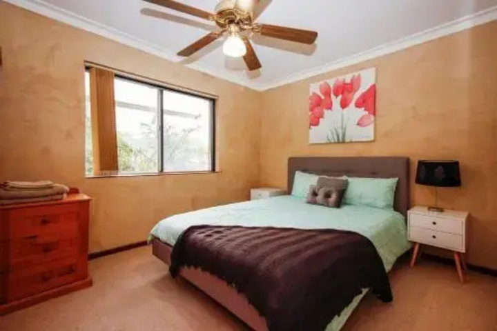 Room 5 of 9