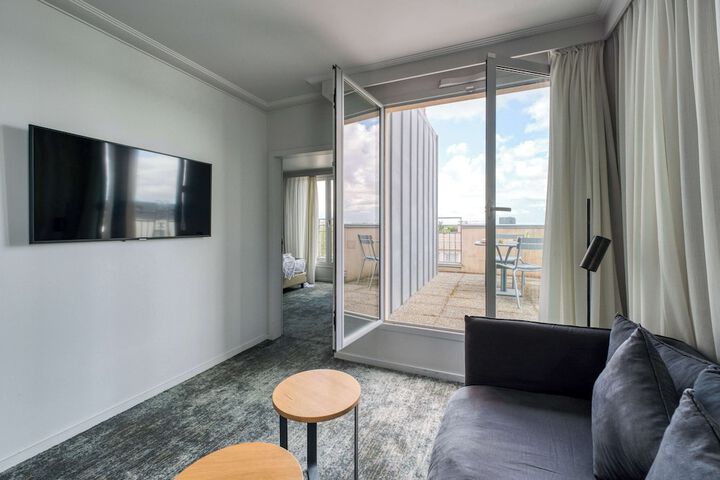Room 46 of 100