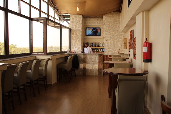 Lounge 28 of 49
