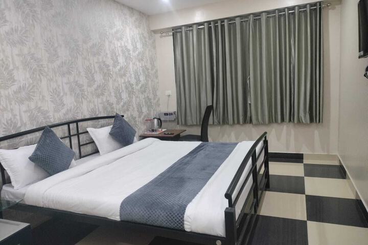 Room 6 of 18