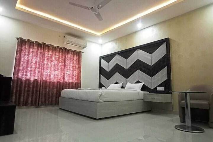 Room 33 of 91