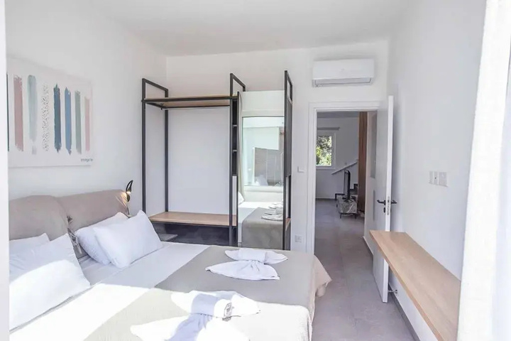 Room 4 of 15
