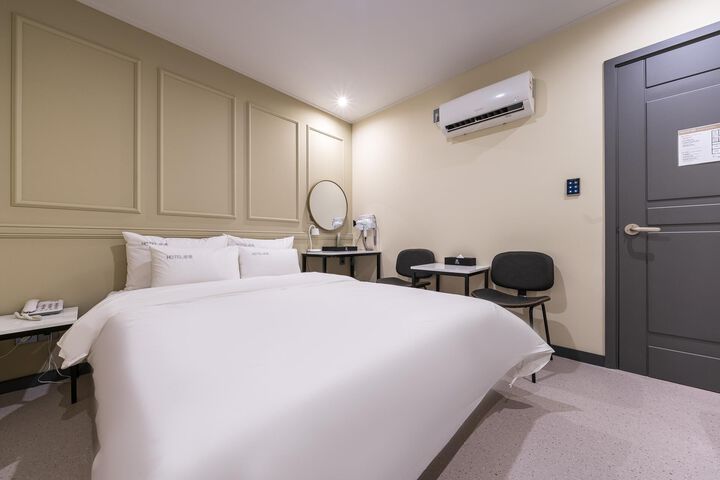 Room 84 of 142