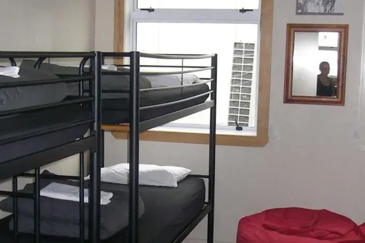 Room 4 of 9
