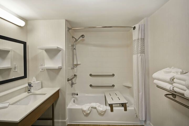 2 Queen Bed Shower with Tub (8 of 9)