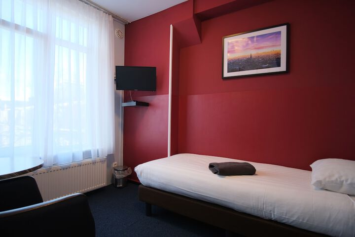 Room 28 of 82