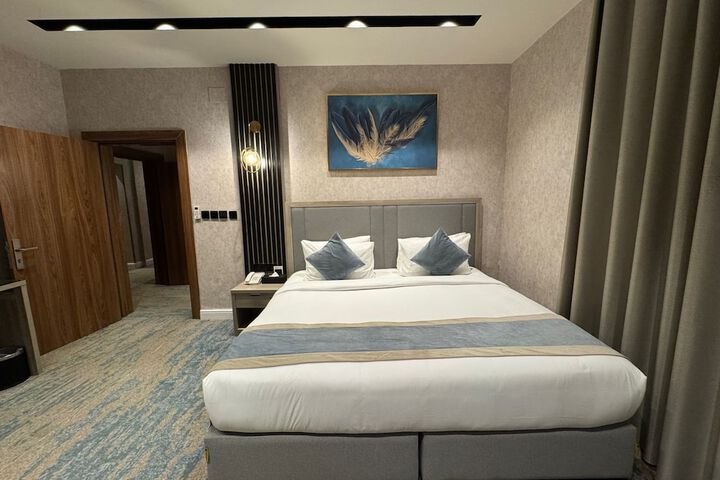 Room 10 of 32