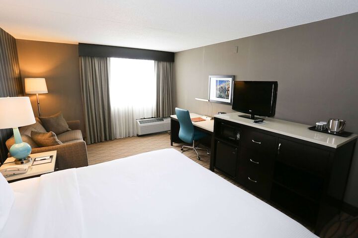 1 King Bed Mobility Hearing Accessible Room Bathtub with Grab Bars (8 of 15)